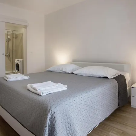 Sara Family With Pool And Jacuzzi Makarska Region אימוטסקי