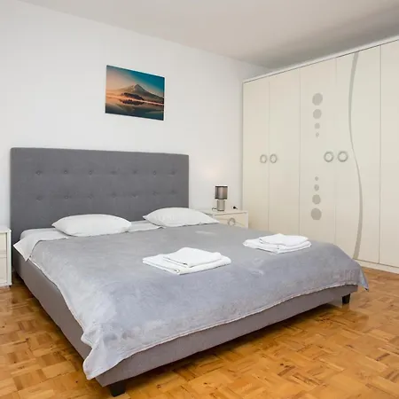 Sara Family With Pool And Jacuzzi Makarska Region * אימוטסקי