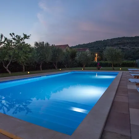 Sara Family With Pool And Jacuzzi Makarska Region וילה