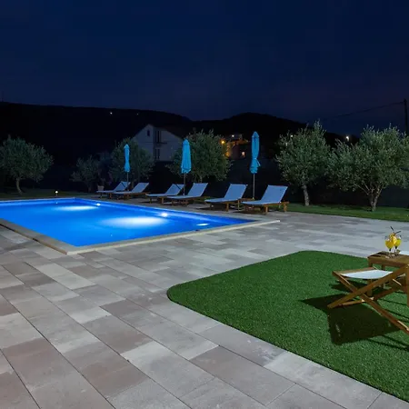 וילה Sara Family With Pool And Jacuzzi Makarska Region אימוטסקי