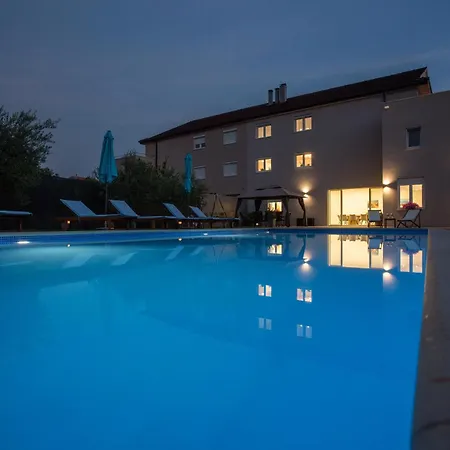 Sara Family With Pool And Jacuzzi Makarska Region וילה אימוטסקי