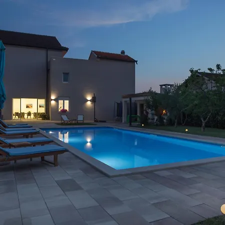 Sara Family With Pool And Jacuzzi Makarska Region אימוטסקי