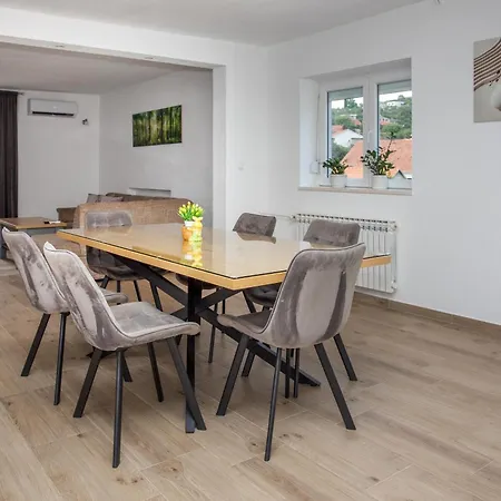 Sara Family With Pool And Jacuzzi Makarska Region * אימוטסקי