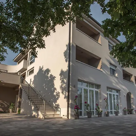 Sara Family With Pool And Jacuzzi Makarska Region וילה