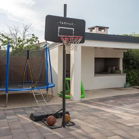 Sara Family With Pool And Jacuzzi Makarska Region וילה אימוטסקי