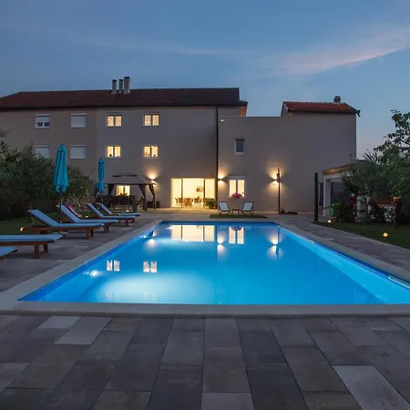 Sara Family With Pool And Jacuzzi Makarska Region * אימוטסקי