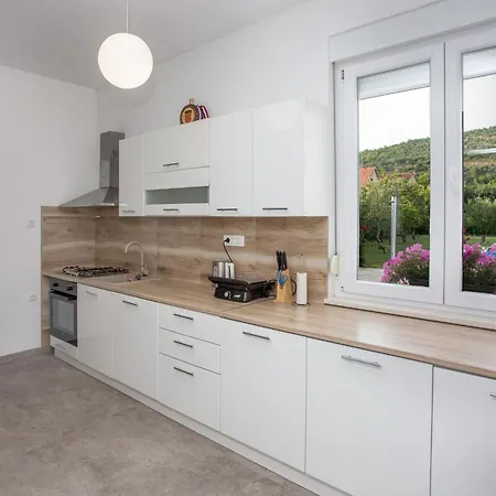 Sara Family With Pool And Jacuzzi Makarska Region *