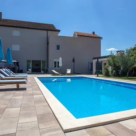 Sara Family With Pool And Jacuzzi Makarska Region אימוטסקי